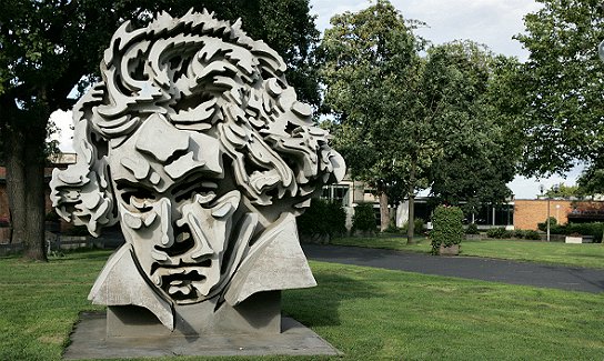 פסלו של בטהובן בעיר בון, גרמניה 